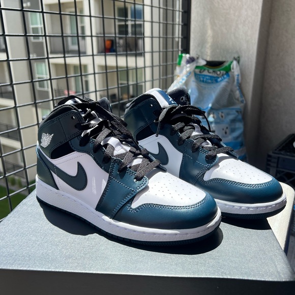 Air Jordan 1 Mid Armory Navy - 6.5Y/8W - Picture 3 of 4